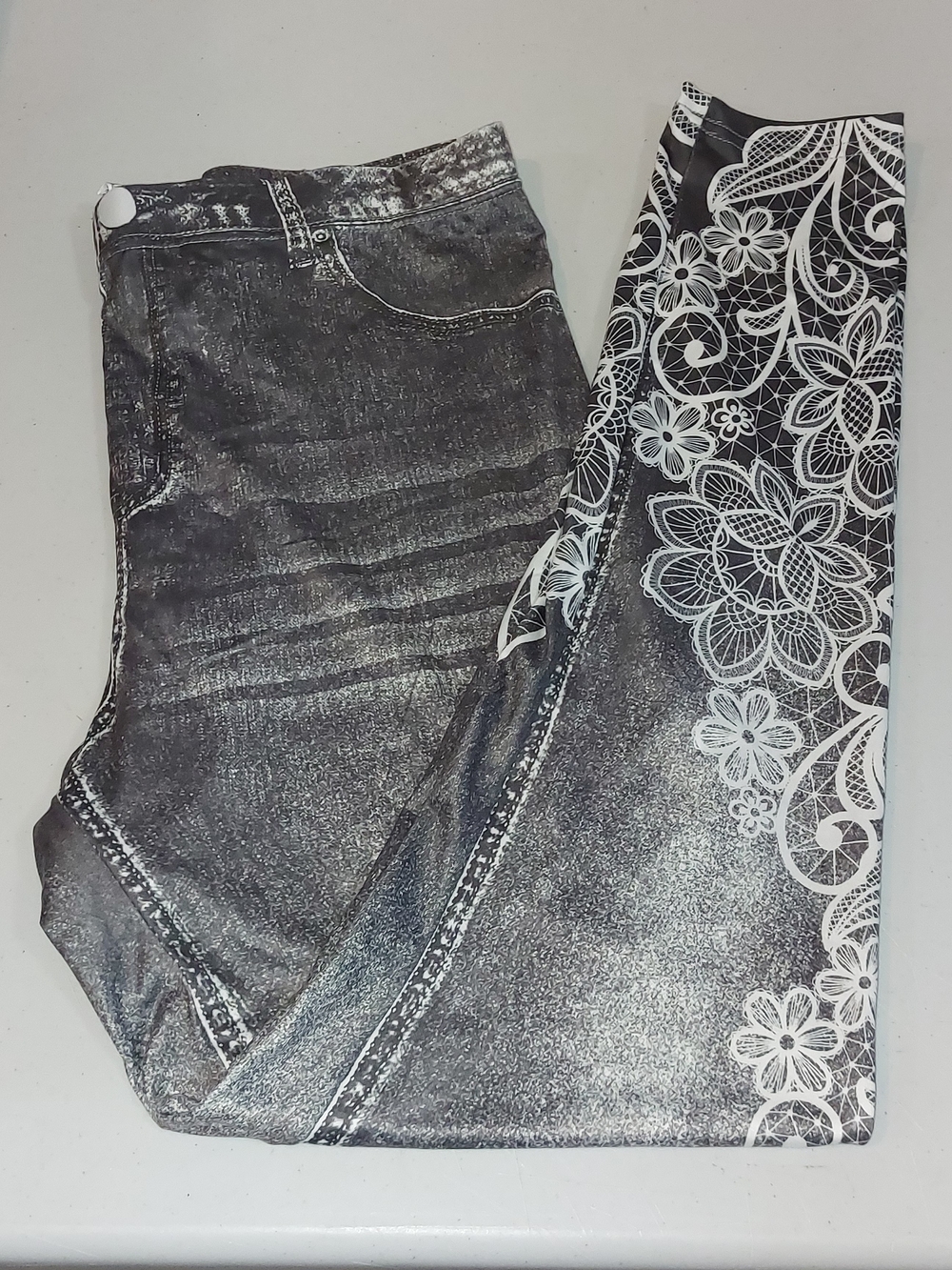 Women’s Black Floral-Print Jeggings